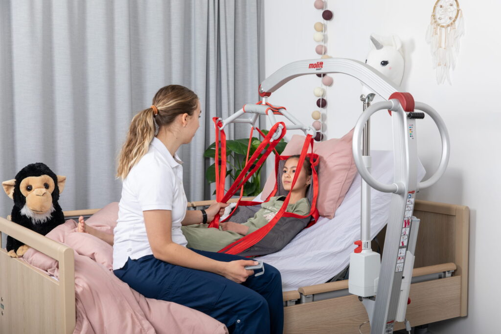Molift RgoSling HB Net_Molift Smart 150_Carer and